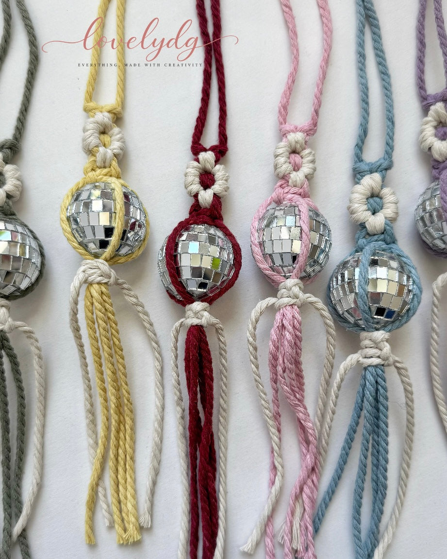 Breloque de voiture en macramé Marguerite boule disco