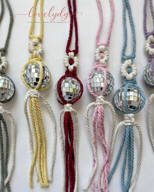 Breloque de voiture en macramé Marguerite boule disco